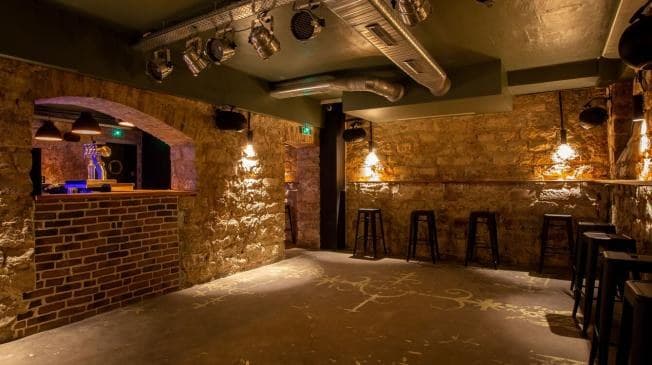 Le salon et ses fauteuils club, face au comptoir