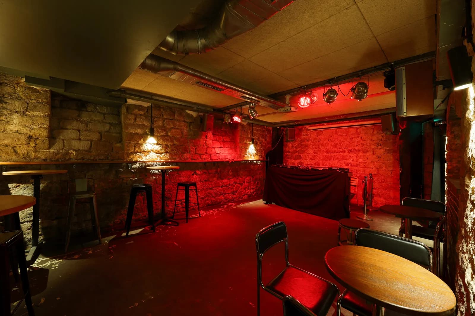 La cave de La Morézienne en lumière rouge